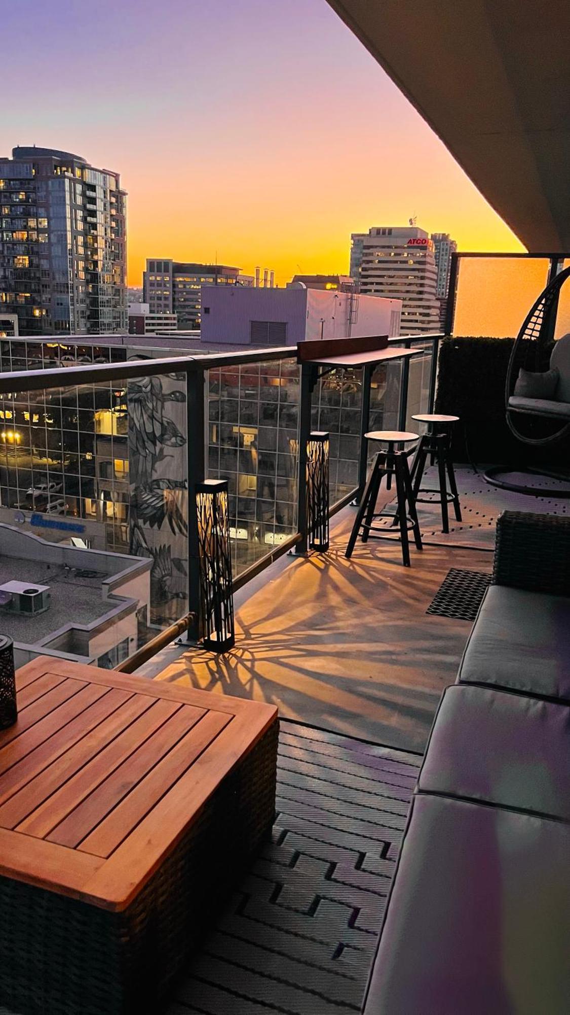 Luxury Dt, 2 Bedroom Deal, Private Balcony, Full Kitchen, Gym - Free Parking YYC Exteriér fotografie